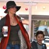 LeAnn Rimes fait du shopping avec Mason, l'un des fils d'Eddie Cibrian le 12 décembre 2011 à Los Angeles