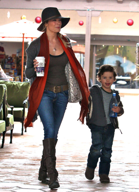 LeAnn Rimes fait du shopping avec Mason, l'un des fils d'Eddie Cibrian le 12 décembre 2011 à Los Angeles