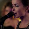 Jenifer, craquante, chante L'amour fou dans Direct Star Sur Seine, diffusée le 29 décembre 2011 sur Direct Star