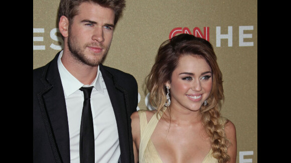 Miley Cyrus : Comblée de bonheur avec son chéri et amincie sur la plage à Hawaï