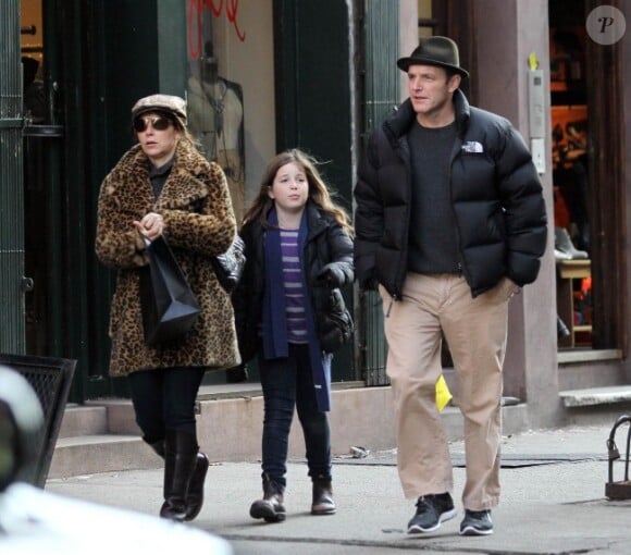 Jennifer Grey, son mari Clark Gregg, et leur fille Stella Gregg se baladent à New York, le 30 décembre 2011