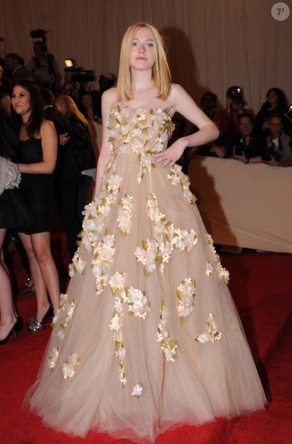Dakota Fanning, radieuse en Valentino lors du Costume Institute Gala à New York, le 2 mai 2011.