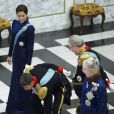  Frederik, futur monarque, s'incline... 
 Dans le cadre des célébrations du Nouvel An, la reine Margrethe II de Danemark, entourée de son époux le prince Henrik et de leur fils le prince Frederik avec sa femme la princesse Mary, rencontrait le 3 janvier 2012 les personnels du corps diplomatique à Christiansborg (Copenhague). 