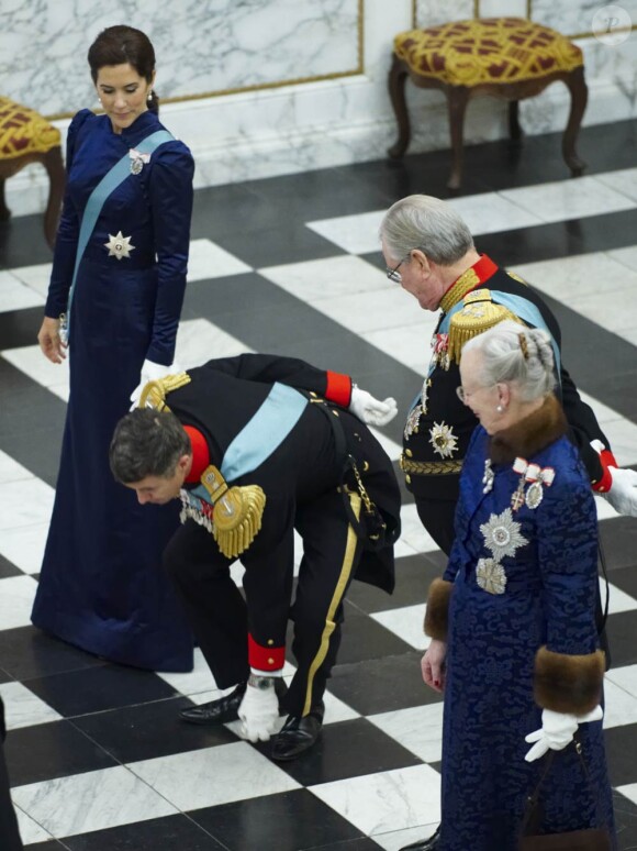 Frederik, futur monarque, s'incline...
Dans le cadre des célébrations du Nouvel An, la reine Margrethe II de Danemark, entourée de son époux le prince Henrik et de leur fils le prince Frederik avec sa femme la princesse Mary, rencontrait le 3 janvier 2012 les personnels du corps diplomatique à Christiansborg (Copenhague).