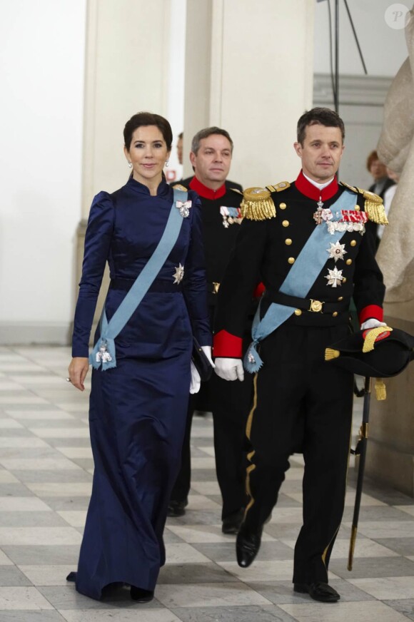 La princesse Mary dans une tenue assortie à celle de la reine. Dans le cadre des célébrations du Nouvel An, la reine Margrethe II de Danemark, entourée de son époux le prince Henrik et de leur fils le prince Frederik avec sa femme la princesse Mary, rencontrait le 3 janvier 2012 les personnels du corps diplomatique à Christiansborg (Copenhague).