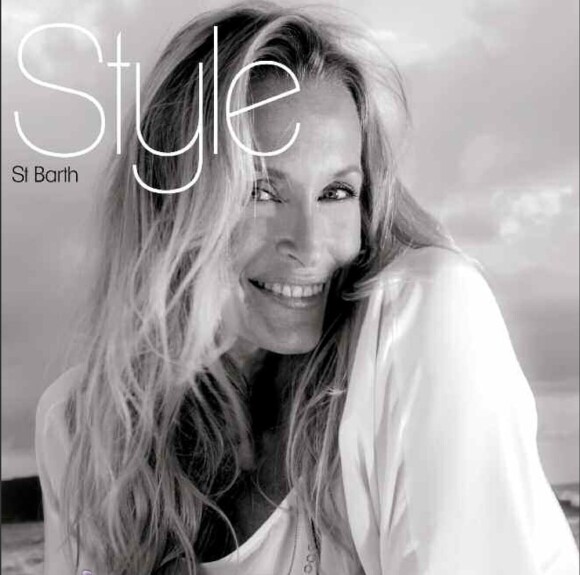 Estelle Lefébure en couverture du nouveau magazine Style St Barth. Elle porte une tunique de sa création 