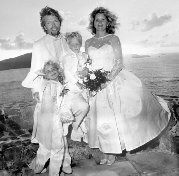 Richard Branson, sa femme Joan et ses deux enfants, Holly et Sam, le 20 décembre 1989, au même endroit où s'est marié Holly le 20 décembre 2011 sur Necker Island