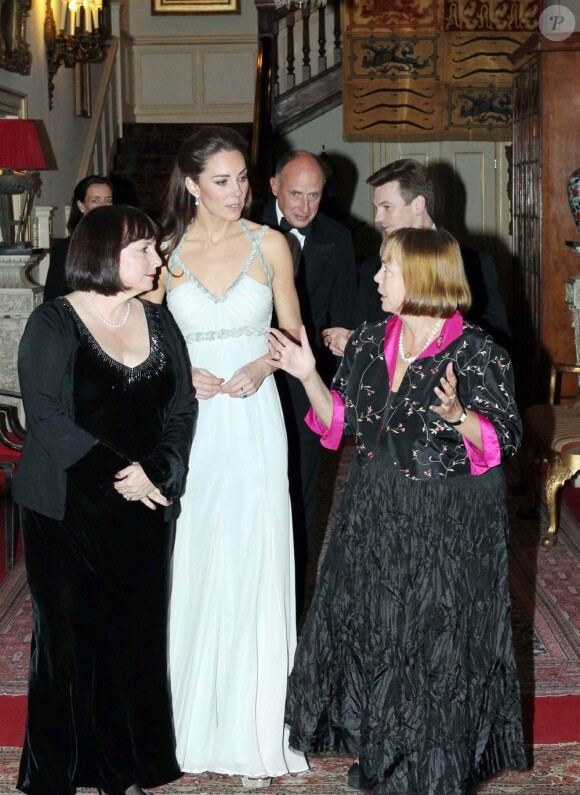 Kate Middleton le 26 octobre lors de sa première mission officielle en solo, une soirée de charité au profit d'In Kind Direct.
Les premiers patronages de la Catherine, duchesse de Cambridge, ont été officiellement annoncés le 5 janvier 2012. L'épouse du prince William est la marraine de quatre associations, et par ailleurs bénévole auprès de l'Association des Scouts.