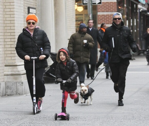Hugh Jackman en compagnie de sa petite tribu dans les rues de New York, le 5 janvier 2012