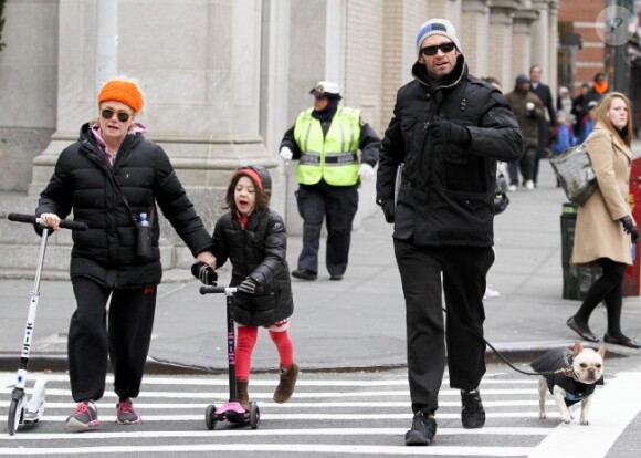 Hugh Jackman se balade en famille dans les rues de New York, le 5 janvier 2012