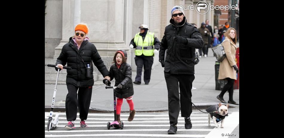 Les 5 Familles De New York Hugh Jackman se balade en famille dans les rues de New York, le 5