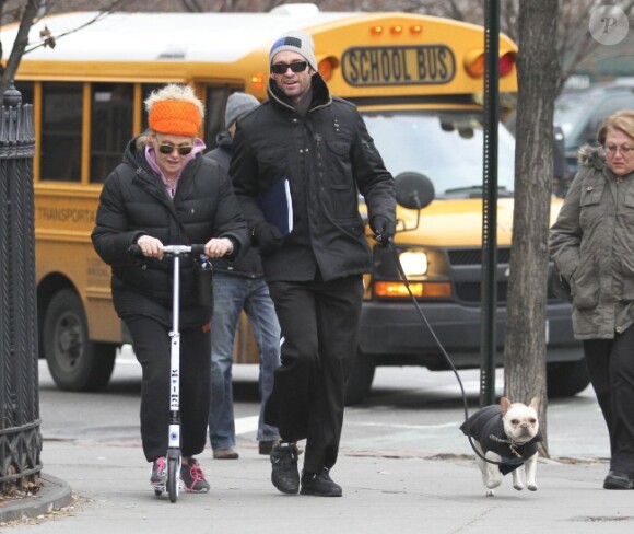 Hugh Jackman et sa femme en trottinette dans les rues de New York, le 5 janvier 2012