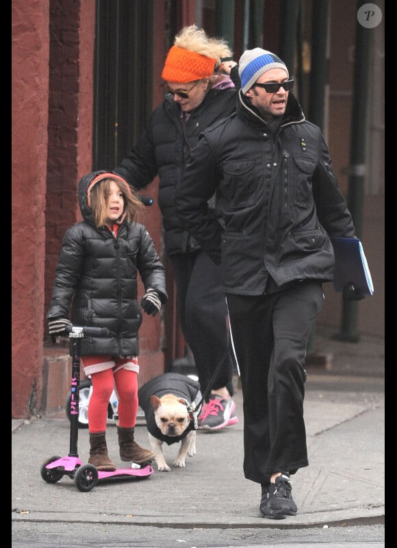 Hugh Jackman en famille dans les rues froides de New York, le 5 janvier 2012