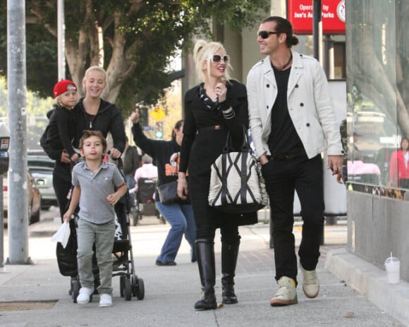 Gwen Stefani, Gavin Rossdale et leurs enfants Kingston, tirant la langue et Zuma accompagnés de la nounou le 7 janvier 2012 à Los Angeles