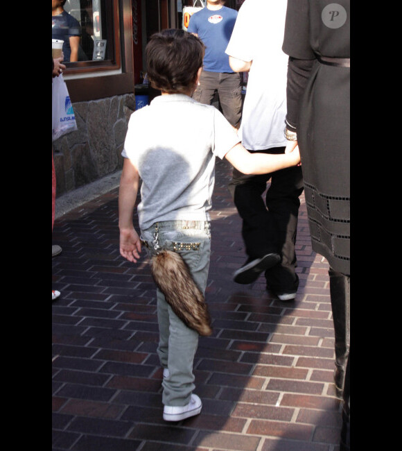 Kingston, le fils de Gwen Stefani porte un animal mort à l'arrière de son pantalon le 7 janvier 2012 à Los Angeles