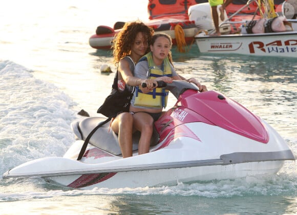 Rihanna fait du jet-ski avec une petite fille nommée Ali à la Barbade avec son petit frère le 29 décembre 2011