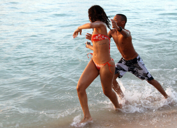 Rihanna s'amuse comme une folle avec son petit frère à la Barbade le 29 décembre 2011