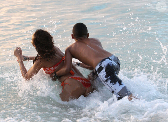 Rihanna s'amuse comme une folle avec son petit frère à la Barbade le 29 décembre 2011