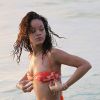 Rihanna : une déesse en maillot de bain à la Barbade avec son petit frère le 27 décembre 2011