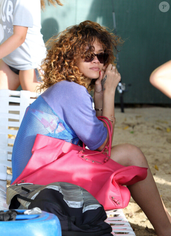 Rihanna, craquante, sous le soleil de la Barbade avec son petit frère le 29 décembre 2011