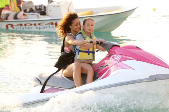 Rihanna fait du jet-ski avec une petite fille nommée Ali à la Barbade avec son petit frère le 29 décembre 2011
