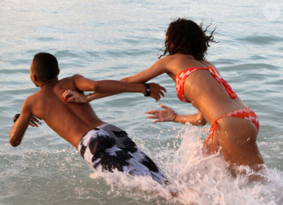 Rihanna s'amuse comme une folle avec son petit frère à la Barbade le 29 janvier 2011