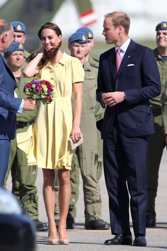 A l'aéroport de Calgary le 7 juillet 2011.
Kate Middleton célèbre le 9 janvier 2012 son 30e anniversaire. Les mois qui ont précédé l'ont vue faire ses débuts dans la famille royale, en tant que Catherine, épouse du prince William et duchesse de Cambridge, et irradier le monde de son charme.