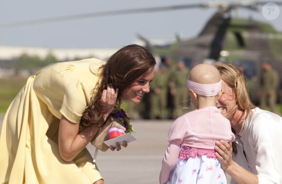 A l'aéroport de Calgary le 7 juillet 2011.
Kate Middleton célèbre le 9 janvier 2012 son 30e anniversaire. Les mois qui ont précédé l'ont vue faire ses débuts dans la famille royale, en tant que Catherine, épouse du prince William et duchesse de Cambridge, et irradier le monde de son charme.