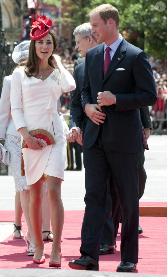 Kate Middleton en tournée au Canada avec le prince William le 1er juillet 2011.
Kate Middleton célèbre le 9 janvier 2012 son 30e anniversaire. Les mois qui ont précédé l'ont vue faire ses débuts dans la famille royale, en tant que Catherine, épouse du prince William et duchesse de Cambridge, et irradier le monde de son charme.