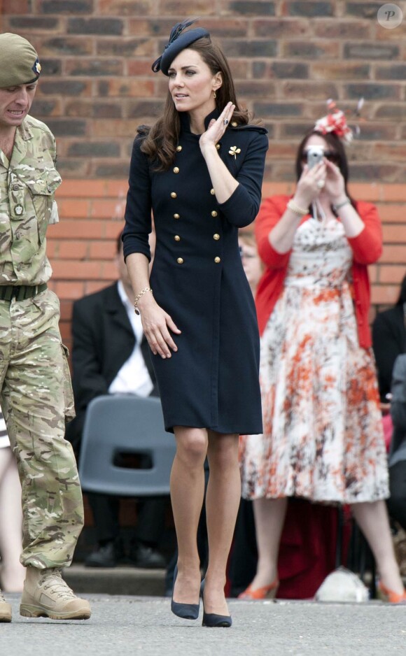 Kate Middleton à Windsor le 25 juin 2011.
Pour sa première année dans la famille royale, Catherine, duchesse de Cambridge, a donné à observer, dans le spectacle de son élégance, un petit geste très coquet : le recoiffage !