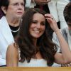Kate Middleton à Wimbledon le 27 juin 2011.
Pour sa première année dans la famille royale, Catherine, duchesse de Cambridge, a donné à observer, dans le spectacle de son élégance, un petit geste très coquet : le recoiffage !