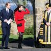 Kate Middleton, retour à St Andrews, berceau de son histoire d'amour avec le prince William, le 25 février 2011.
Pour sa première année dans la famille royale, Catherine, duchesse de Cambridge, a donné à observer, dans le spectacle de son élégance, un petit geste très coquet : le recoiffage !