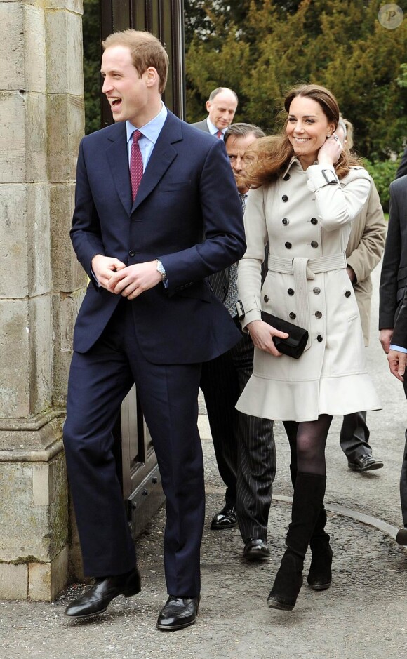 Kate Middleton à Belfast le 8 mars 2011.
Pour sa première année dans la famille royale, Catherine, duchesse de Cambridge, a donné à observer, dans le spectacle de son élégance, un petit geste très coquet : le recoiffage !