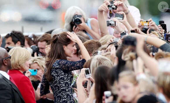 Kate Middleton le
Pour sa première année dans la famille royale, Catherine, duchesse de Cambridge, a donné à observer, dans le spectacle de son élégance, un petit geste très coquet : le recoiffage !