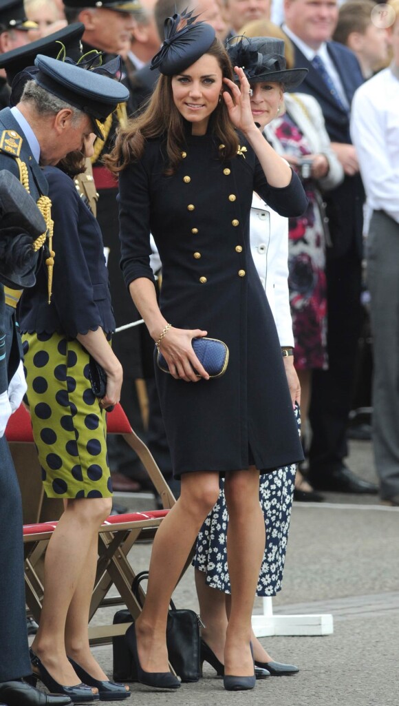 Kate Middleton à Windsor le 25 juin 2011.
Pour sa première année dans la famille royale, Catherine, duchesse de Cambridge, a donné à observer, dans le spectacle de son élégance, un petit geste très coquet : le recoiffage !