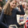 Kate Middleton dans le Lancashire le 11 avril 2011.
Pour sa première année dans la famille royale, Catherine, duchesse de Cambridge, a donné à observer, dans le spectacle de son élégance, un petit geste très coquet : le recoiffage !