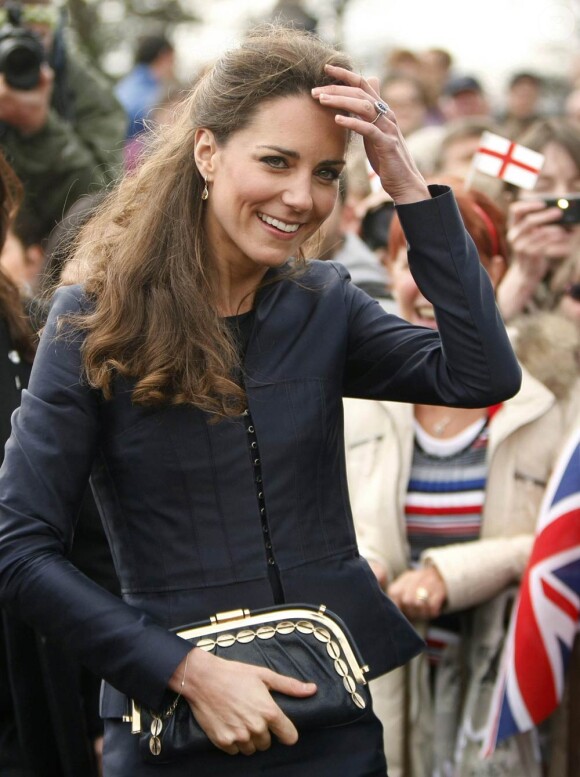 Kate Middleton dans le Lancashire le 11 avril 2011.
Pour sa première année dans la famille royale, Catherine, duchesse de Cambridge, a donné à observer, dans le spectacle de son élégance, un petit geste très coquet : le recoiffage !