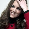 Kate Middleton, retour à St Andrews, berceau de son histoire d'amour avec le prince William, le 25 février 2011.
Pour sa première année dans la famille royale, Catherine, duchesse de Cambridge, a donné à observer, dans le spectacle de son élégance, un petit geste très coquet : le recoiffage !