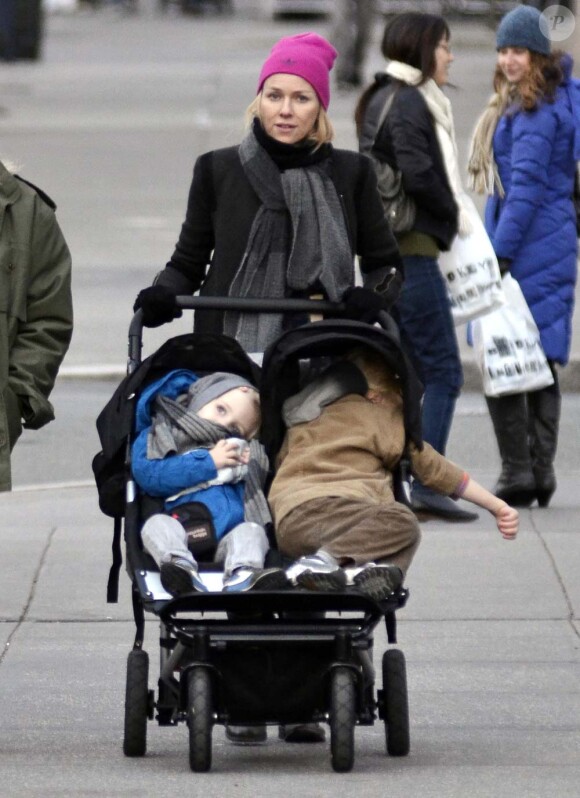 Naomi Watts, petite mine, promène ses deux fils Samuel et Alexander, dans les rues de New York, le 8 janiver 2011.