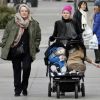 Naomi Watts, en compagnie de sa maman, promène ses deux fils Samuel et Alexander, dans les rues de New York, le 8 janiver 2011.