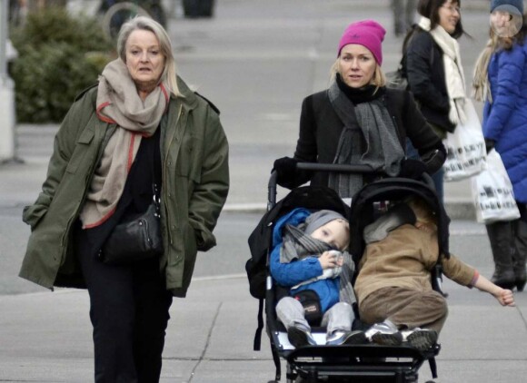 Naomi Watts, en compagnie de sa maman, promène ses deux fils Samuel et Alexander, dans les rues de New York, le 8 janiver 2011.