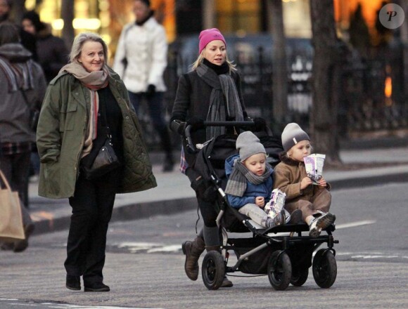 Naomi Watts promène ses fils Samuel et Alexander, en compagnie de sa mère Myfanwy Edwards, à New York, le 8 janvier 2011.