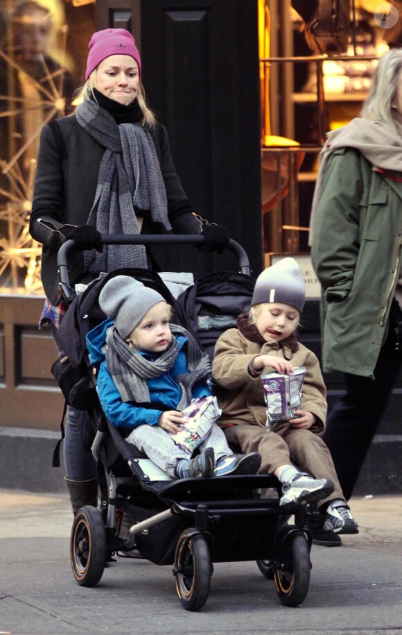 Naomi Watts promène ses fils Samuel et Alexander, en compagnie de sa mère Myfanwy Edwards, à New York, le 8 janvier 2011.