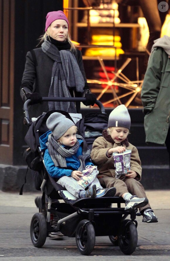 Naomi Watts promène ses fils Samuel et Alexander, à New York, le 8 janvier 2011.