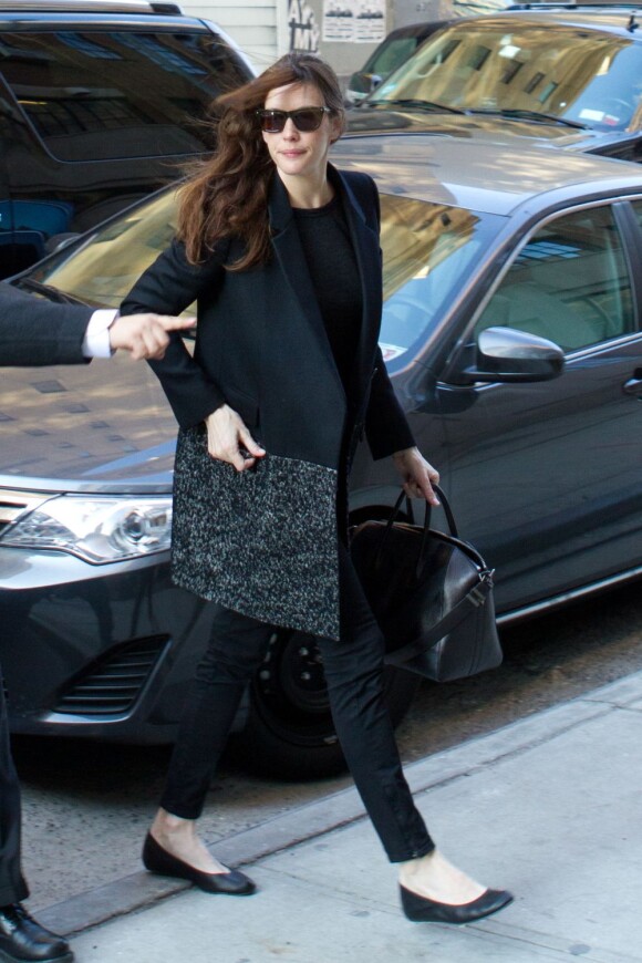 Liv Tyler déboule à New York avec style dans un manteau Stella McCartney, le 10 janvier 2012.
