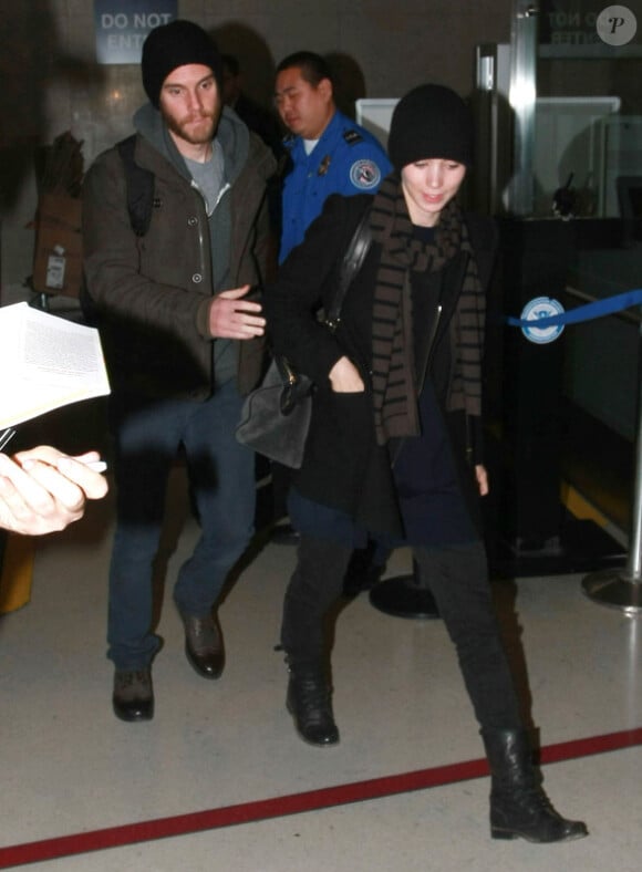 Rooney Mara et Charlie McDowell à l'aéroport de Los Angeles, le 11 janvier 2012.