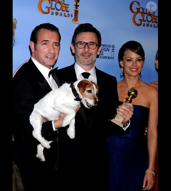 Jean Dujardin, le chien Uggie, Michel Hazanavicius, Bérénice Bejo lors des Golden Globe Awards à Beverly Hills le 15 janvier 2012