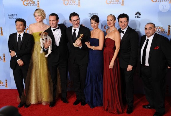 Thomas Langmann, Missy Pyle, Jean Dujardin, le chien Uggie, Michel Hazanavicius, Bérénice Bejo, Penelope Ann Miller lors des Golden Globe Awards à Beverly Hills le 15 janvier 2012