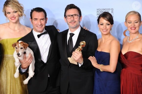 Missy Pyle, Jean Dujardin, le chien Uggie, Michel Hazanavicius, Bérénice Bejo, Penelope Ann Miller lors des Golden Globe Awards à Beverly Hills le 15 janvier 2012
