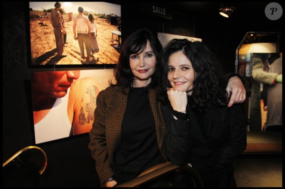 Evelyne Bouix et sa fille Salomé Lelouch découvrent l'exposition photographique de Valérie Perrin au Ciné 13 Théâtre, à Paris. Janvier 2012